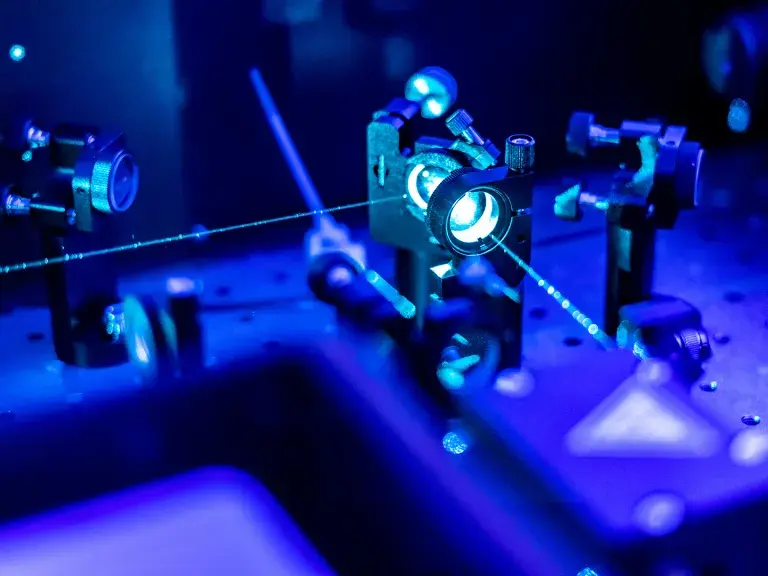 laser reflect on optic table un quantum laboratory b